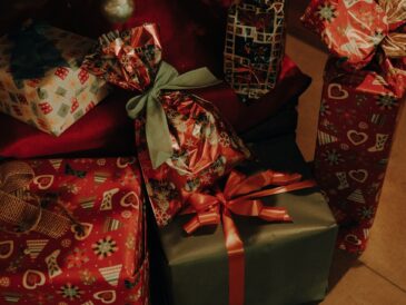 A pile of wrapped presents sitting next to each other